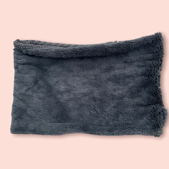 Charlotte Russe Gray Chunky Knit Circle Scarf / Cowl - Picture 5 of 9